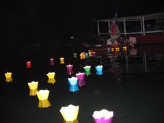 Miles de velas de colores iluminan el rio