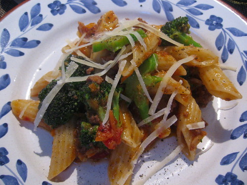Penne bolognese with broccoli