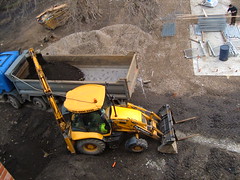 Shipping soil into the lorry