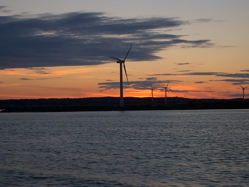 なかなか沈みそうで沈まないイエテボリの太陽と風車 photo by OptioS